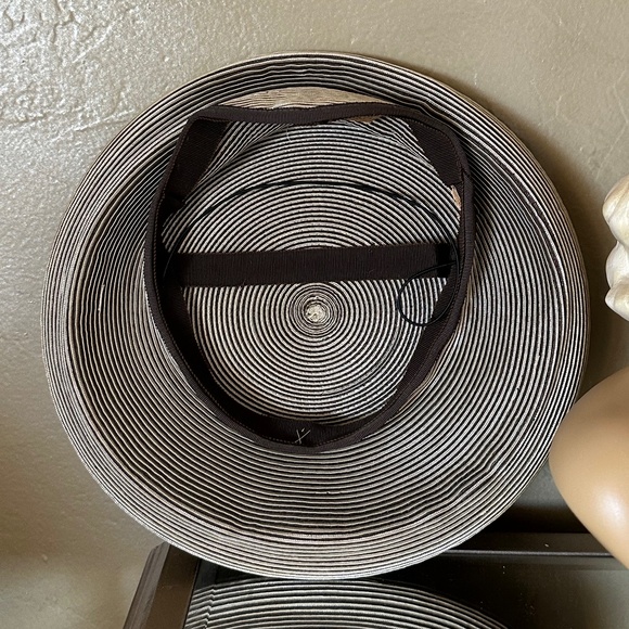 MARVELOUS 1940s' BEIGE/BROWN STRAW CIRCULAR TILT HAT WITH BROWN GROSGRAIN BUTTON - Picture 11 of 12